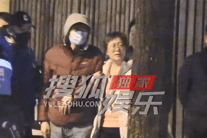 葛優深夜低調聚餐!身材消瘦精神奕奕,與女友人挽手擁抱顯親密