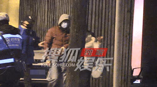 葛優深夜低調聚餐!身材消瘦精神奕奕,與女友人挽手擁抱顯親密