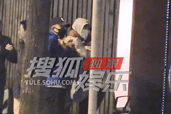 葛優深夜低調聚餐!身材消瘦精神奕奕,與女友人挽手擁抱顯親密