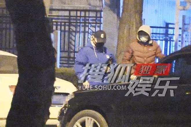 葛優深夜低調聚餐!身材消瘦精神奕奕,與女友人挽手擁抱顯親密