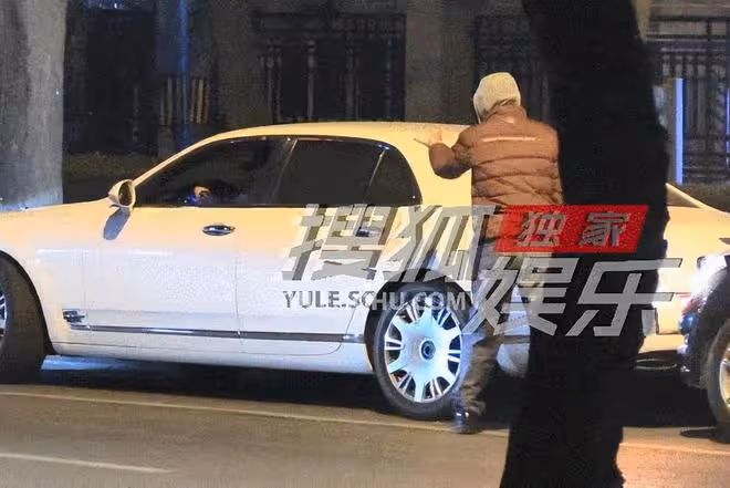 葛優深夜低調聚餐!身材消瘦精神奕奕,與女友人挽手擁抱顯親密