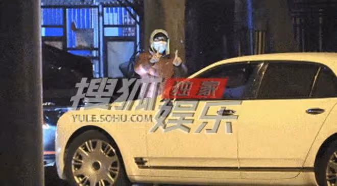 葛優深夜低調聚餐!身材消瘦精神奕奕,與女友人挽手擁抱顯親密