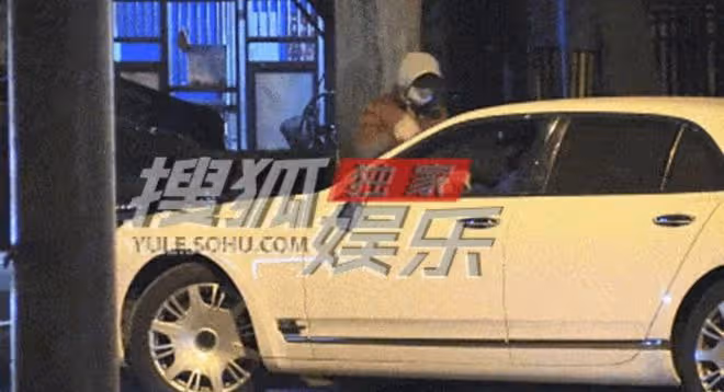 葛優深夜低調聚餐!身材消瘦精神奕奕,與女友人挽手擁抱顯親密
