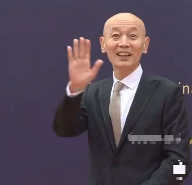 葛優深夜低調聚餐!身材消瘦精神奕奕,與女友人挽手擁抱顯親密