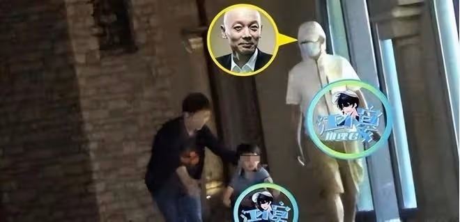 葛優深夜低調聚餐!身材消瘦精神奕奕,與女友人挽手擁抱顯親密