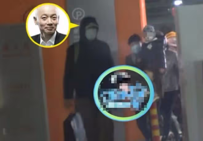葛優深夜低調聚餐!身材消瘦精神奕奕,與女友人挽手擁抱顯親密
