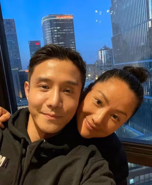 51歲翟穎近況曝光,頭髮稀少髮際線高到離譜,與男友人貼臉顯親密