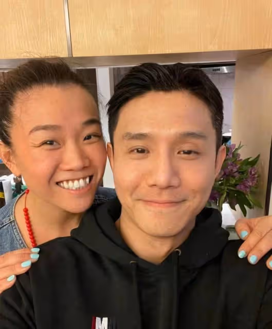 51歲翟穎近況曝光,頭髮稀少髮際線高到離譜,與男友人貼臉顯親密