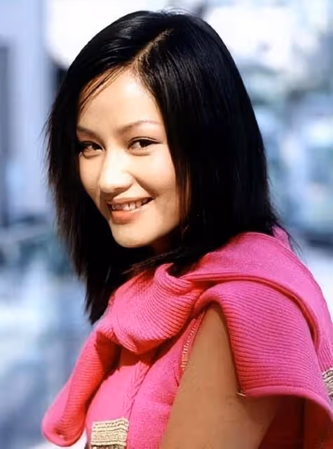 51歲翟穎近況曝光,頭髮稀少髮際線高到離譜,與男友人貼臉顯親密