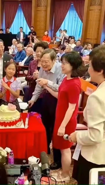 網傳百歲楊振寧病危,去世素材正在準備,晚年靠愛妻翁帆悉心照顧