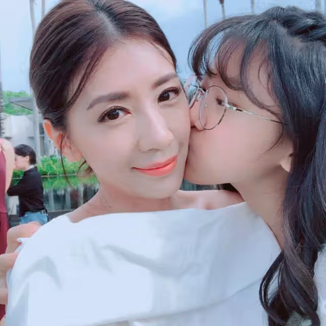 賈靜雯到美國陪大女兒度假,母女同框似閨蜜,梧桐妹被曝赴美留學