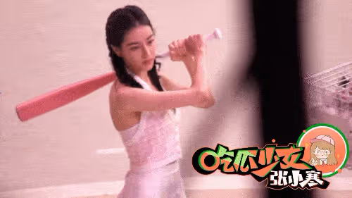 屢傳懷孕風波後,迪麗熱巴穿背心短裙拍廣告,小腹平坦扎雙麻花辮