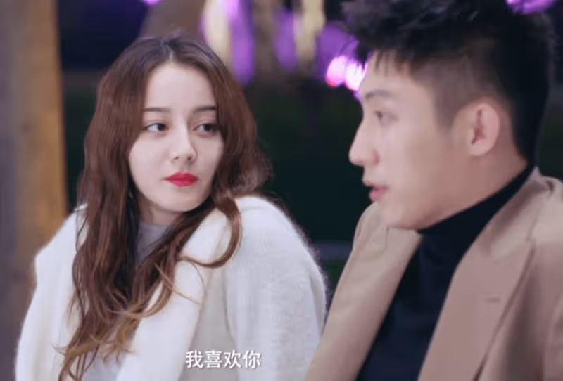 屢傳懷孕風波後,迪麗熱巴穿背心短裙拍廣告,小腹平坦扎雙麻花辮