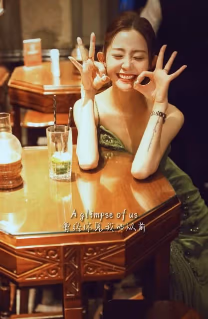 54歲三寶酒吧為老婆慶生!鬍鬚花白當眾甜蜜親吻,一家四口如複製