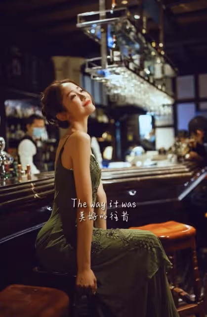 54歲三寶酒吧為老婆慶生!鬍鬚花白當眾甜蜜親吻,一家四口如複製