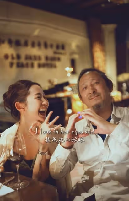 54歲三寶酒吧為老婆慶生!鬍鬚花白當眾甜蜜親吻,一家四口如複製