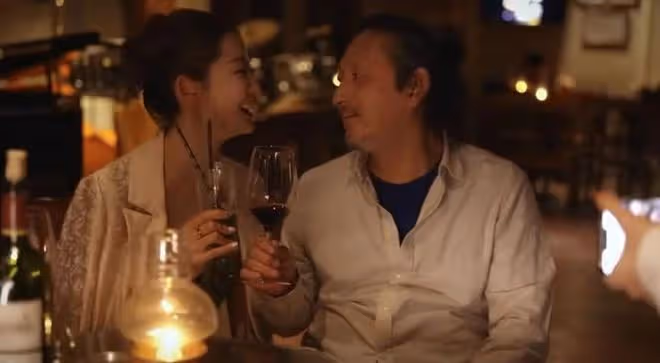 54歲三寶酒吧為老婆慶生!鬍鬚花白當眾甜蜜親吻,一家四口如複製