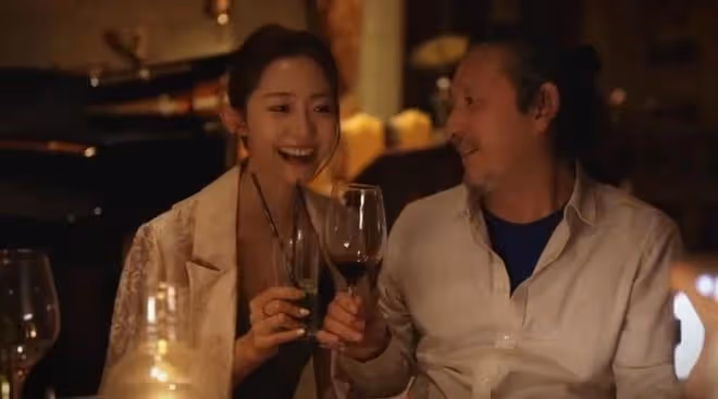 54歲三寶酒吧為老婆慶生!鬍鬚花白當眾甜蜜親吻,一家四口如複製