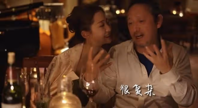54歲三寶酒吧為老婆慶生!鬍鬚花白當眾甜蜜親吻,一家四口如複製