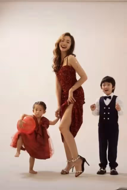 54歲三寶酒吧為老婆慶生!鬍鬚花白當眾甜蜜親吻,一家四口如複製