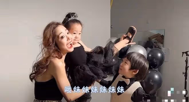 54歲三寶酒吧為老婆慶生!鬍鬚花白當眾甜蜜親吻,一家四口如複製