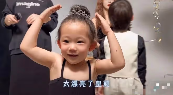 54歲三寶酒吧為老婆慶生!鬍鬚花白當眾甜蜜親吻,一家四口如複製