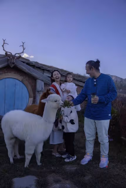 54歲三寶酒吧為老婆慶生!鬍鬚花白當眾甜蜜親吻,一家四口如複製