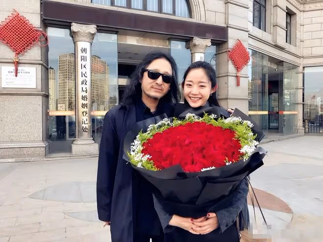 54歲三寶酒吧為老婆慶生!鬍鬚花白當眾甜蜜親吻,一家四口如複製