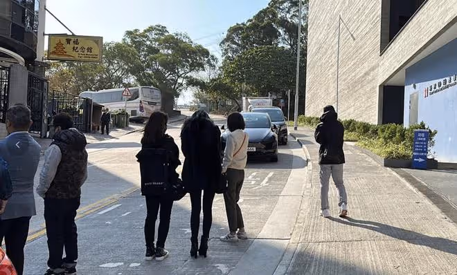 蔡天鳳家人到碎屍現場祭拜,丈夫雙眼紅腫,母親靠女婿懷中痛哭