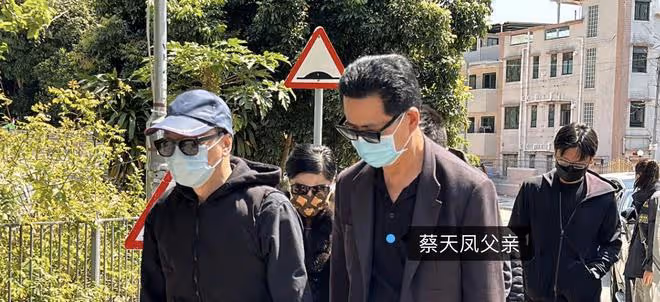 蔡天鳳家人到碎屍現場祭拜,丈夫雙眼紅腫,母親靠女婿懷中痛哭
