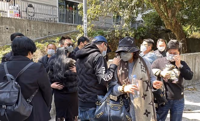 蔡天鳳家人到碎屍現場祭拜,丈夫雙眼紅腫,母親靠女婿懷中痛哭