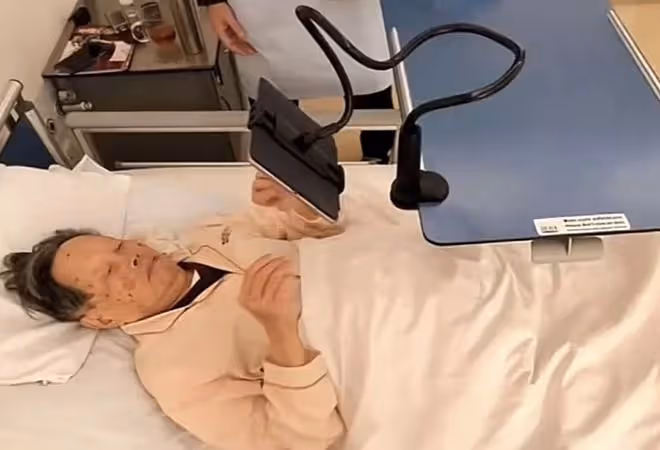 突發！傳101歲楊振寧病危，面色蒼白憔悴，曾許諾妻子翁帆可改嫁