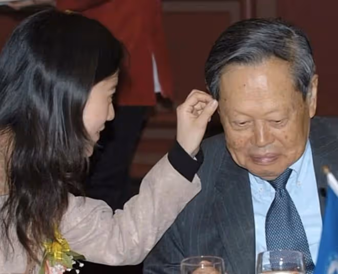 突發！傳101歲楊振寧病危，面色蒼白憔悴，曾許諾妻子翁帆可改嫁