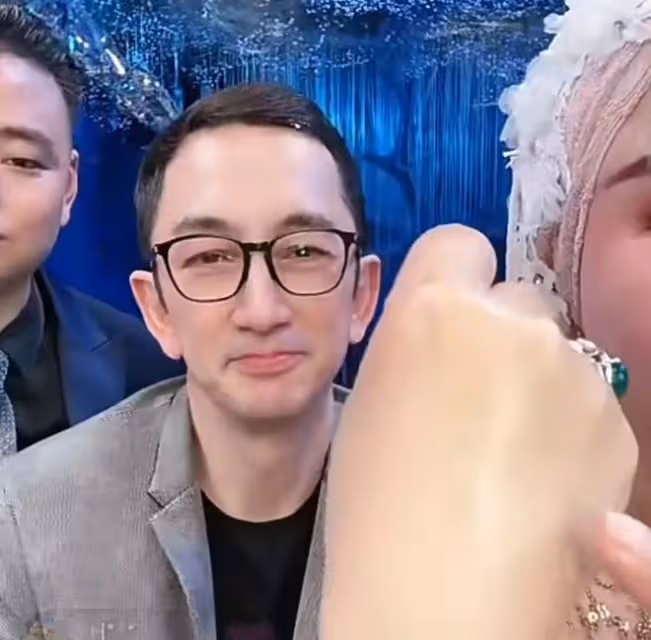 知名港星現身網紅直播間!美顏過度臉忽大忽小,全程話少像背景板