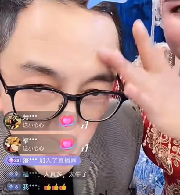 知名港星現身網紅直播間!美顏過度臉忽大忽小,全程話少像背景板