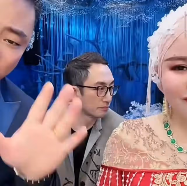 知名港星現身網紅直播間!美顏過度臉忽大忽小,全程話少像背景板