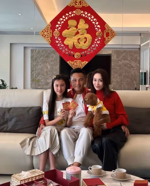 郭可盈帶女兒出去戶外盪鞦韆 保養得當打扮好與女兒像姐妹一樣