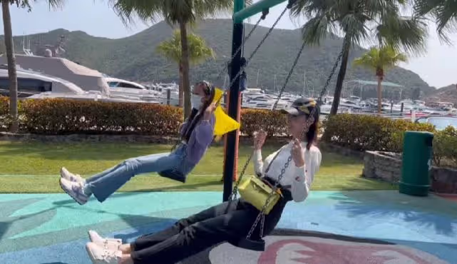 郭可盈帶女兒出去戶外盪鞦韆 保養得當打扮好與女兒像姐妹一樣