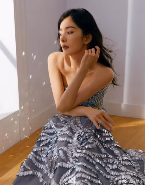 楊冪最新封面大片，穿修身裙踩恨天高，身材傲人好似美人魚