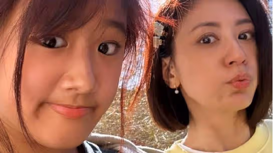 賈靜雯前往國外陪大女兒，17歲梧桐妹皮膚黝黑，顏值不及媽媽