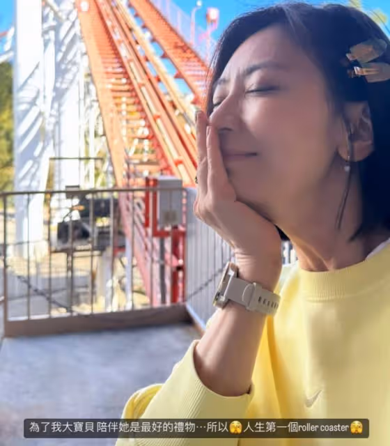 賈靜雯前往國外陪大女兒,17歲梧桐妹皮膚黝黑,顏值不及媽媽