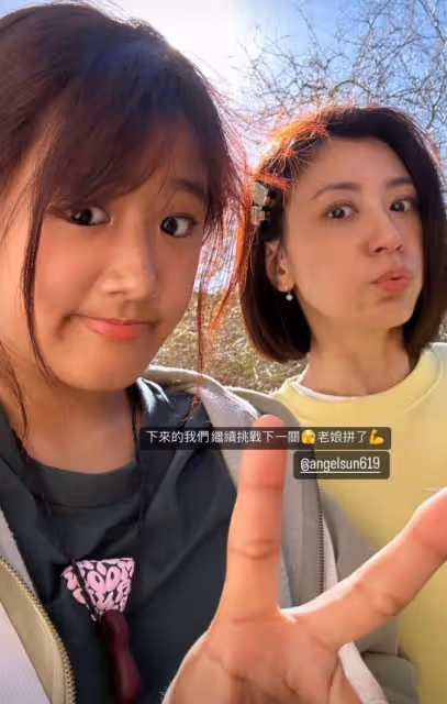 賈靜雯前往國外陪大女兒,17歲梧桐妹皮膚黝黑,顏值不及媽媽