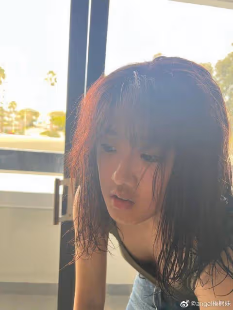 賈靜雯前往國外陪大女兒,17歲梧桐妹皮膚黝黑,顏值不及媽媽