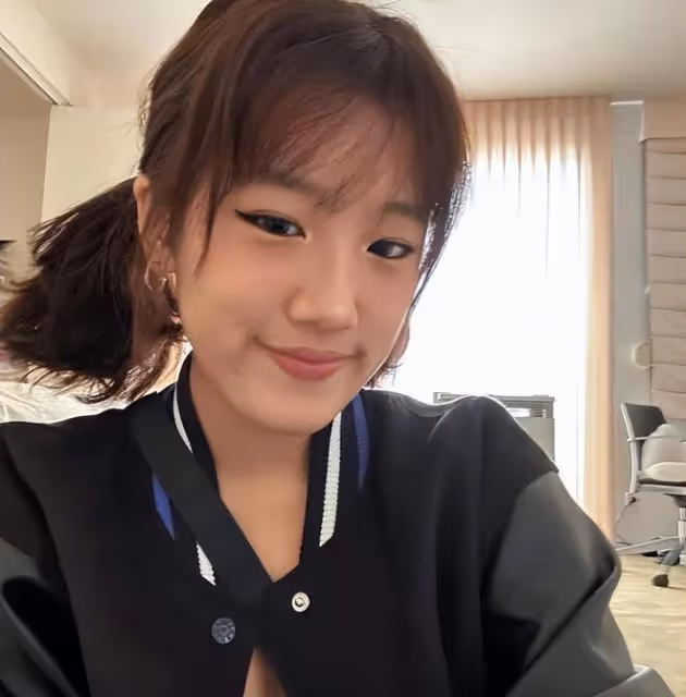 賈靜雯前往國外陪大女兒,17歲梧桐妹皮膚黝黑,顏值不及媽媽