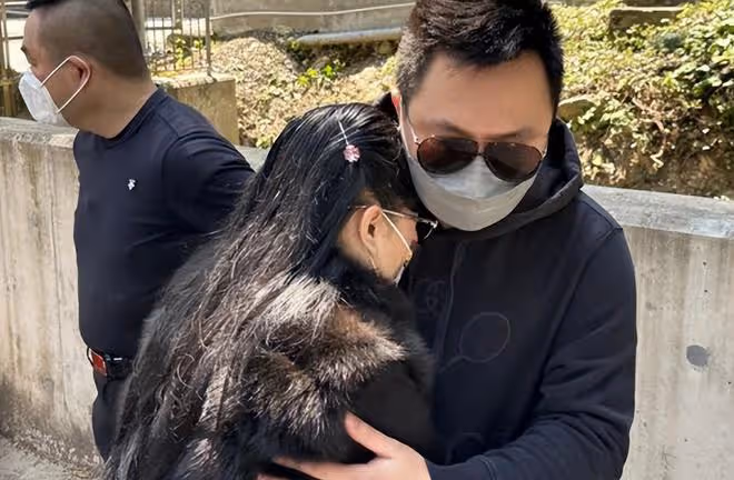 蔡天鳳家屬到案發現場拜祭,媽媽婆婆痛哭,死者祖籍曝光來自湖南