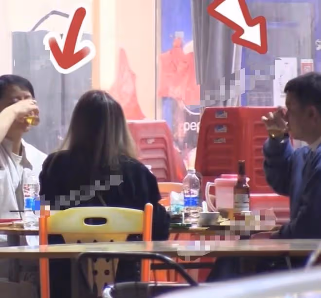 韓庚盧靖姍吃路邊大排檔,頻頻舉杯勸酒,疑坐朋友酒駕車引爭議