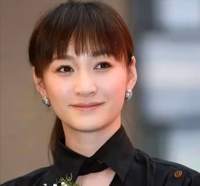 李小冉：被富豪折磨近10年，為鄢頗流產2次，男閨蜜砸5億甘心接盤
