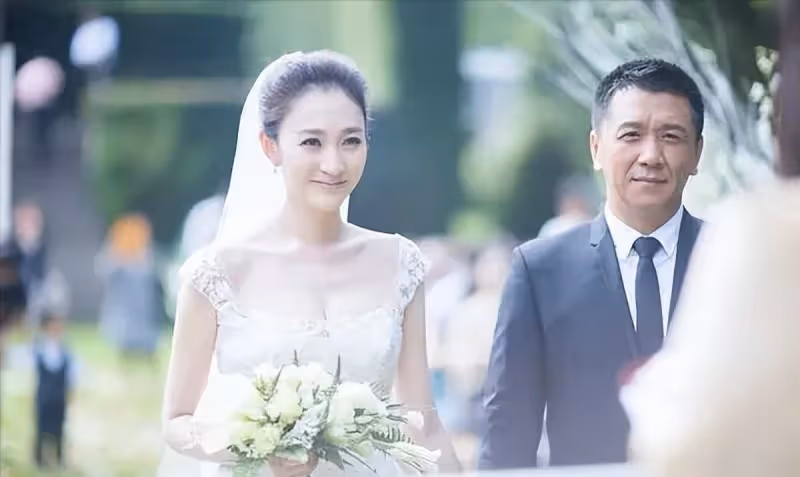 李小冉：被富豪折磨近10年，為鄢頗流產2次，男閨蜜砸5億甘心接盤