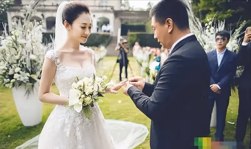 李小冉：被富豪折磨近10年，為鄢頗流產2次，男閨蜜砸5億甘心接盤