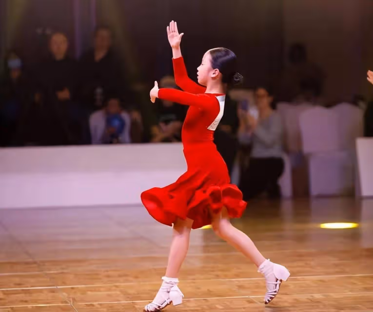 孫儷曬8歲女兒拉丁比賽美照，大長腿遺傳鄧超，比爺爺家的小姨強
